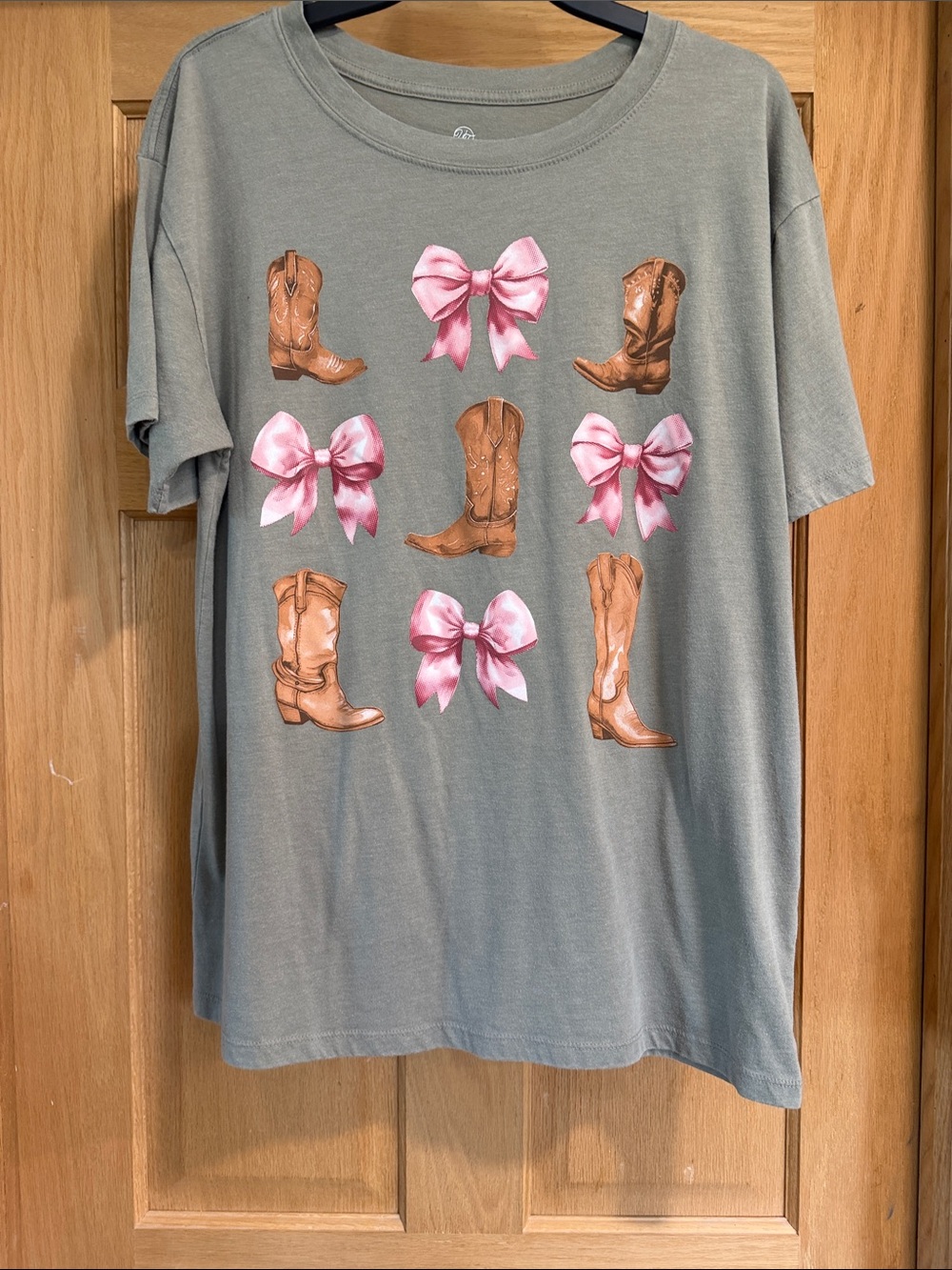 Olive Short-Sleeve Graphic Tee with Pink Bow & Boot Motif